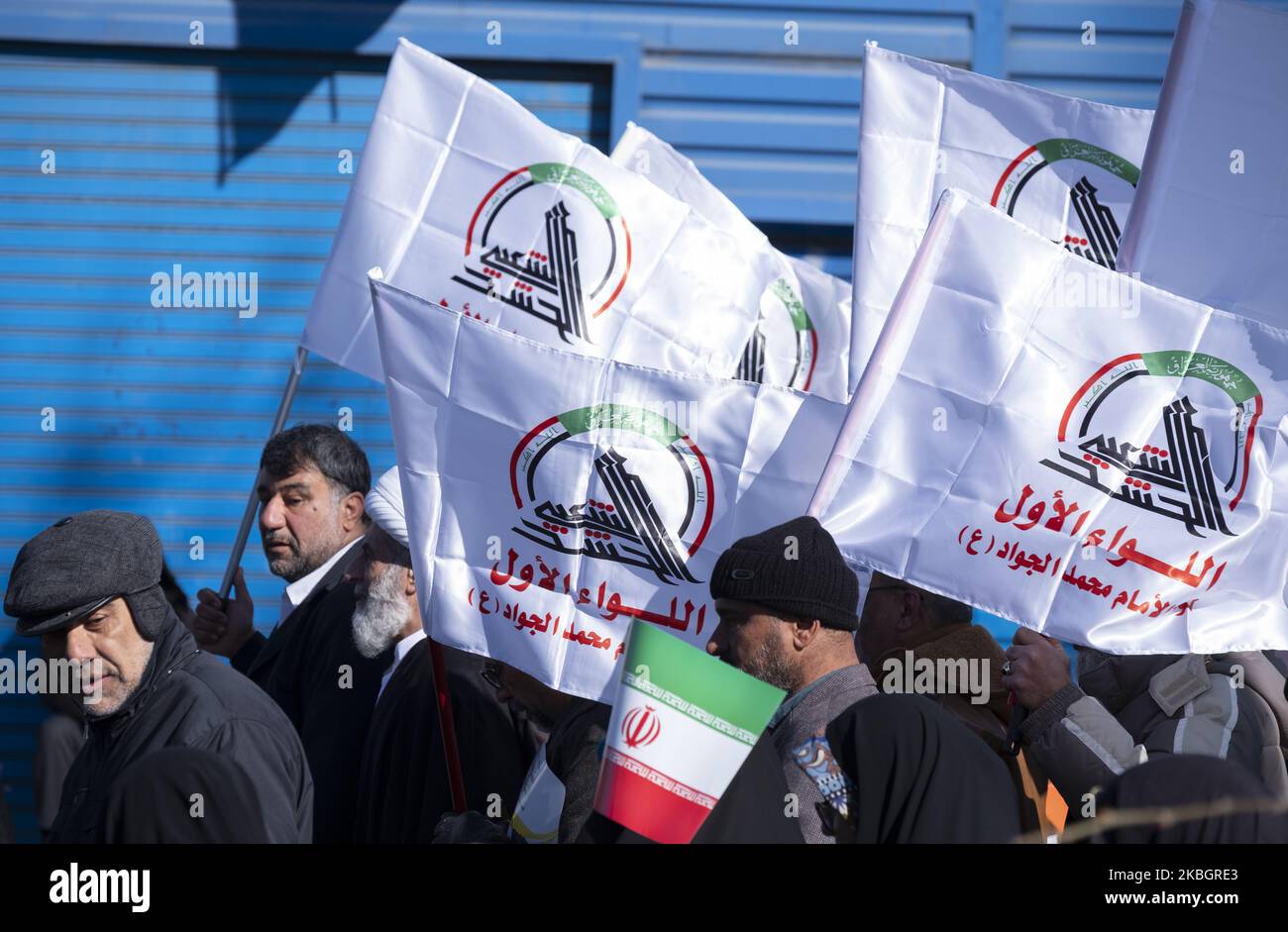 Irakische Männer mit Fahnen der irakischen Volksmobilisierungseinheiten, Hashd Shaabi, nahmen am 11. Februar 2020 an einer Kundgebung zum Jahrestag der Islamischen Revolution auf dem Azadi-Platz (Freiheit) im Westen Teherans Teil. - Tausende von Iranern, die sich zum Gedenken an die 41 Jahre seit der Islamischen Revolution zusammenschlossen, in einer Zeit erhöhter Spannungen mit den Vereinigten Staaten, als Zeichen der Einheit. Die Feierlichkeiten markieren den Tag, an dem der schiitische Geistliche Khomeini aus dem Exil zurückkehrte und die letzte Regierung des schahs verdrängte. (Foto von Morteza Nikoubazl/NurPhoto) Stockfoto