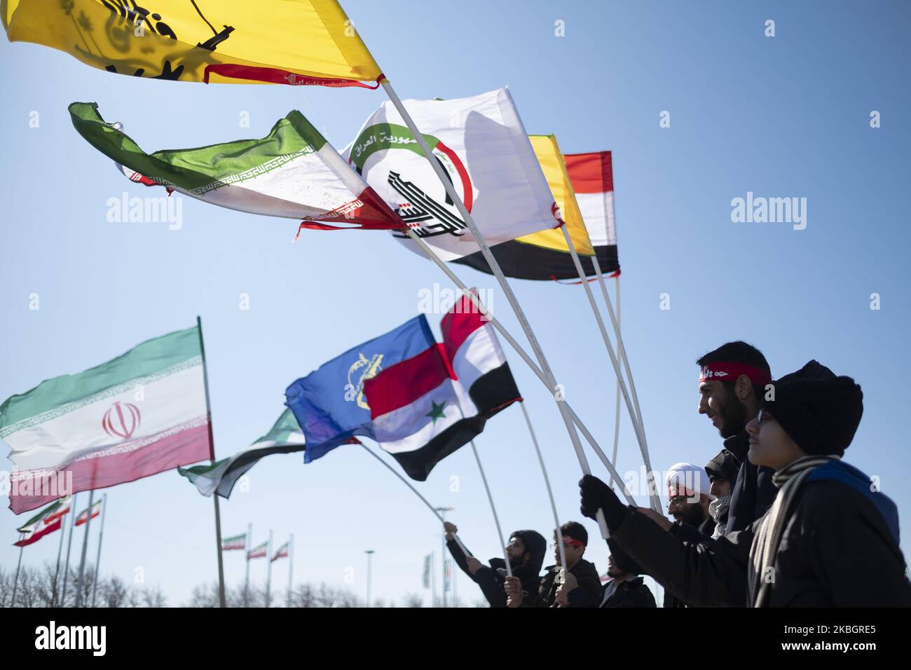 Iranische Männer halten irakische Volksmobilisierungseinheiten, Hashd Shaabi (C), Iran, Irak und das Korps der Islamischen Revolutionsgarden (IRGC) unter Flaggen, während sie am 11. Februar 2020 an einer Kundgebung anlässlich des Jahrestages der Islamischen Revolution auf dem Azadi-Platz (Freiheit) im Westen Teherans teilnehmen. - Tausende von Iranern, die sich zum Gedenken an die 41 Jahre seit der Islamischen Revolution zusammenschlossen, in einer Zeit erhöhter Spannungen mit den Vereinigten Staaten, als Zeichen der Einheit. Die Feierlichkeiten markieren den Tag, an dem der schiitische Geistliche Khomeini aus dem Exil zurückkehrte und die letzte Regierung des schahs verdrängte. (Foto von Morteza Nikoubazl/NurPhoto) Stockfoto