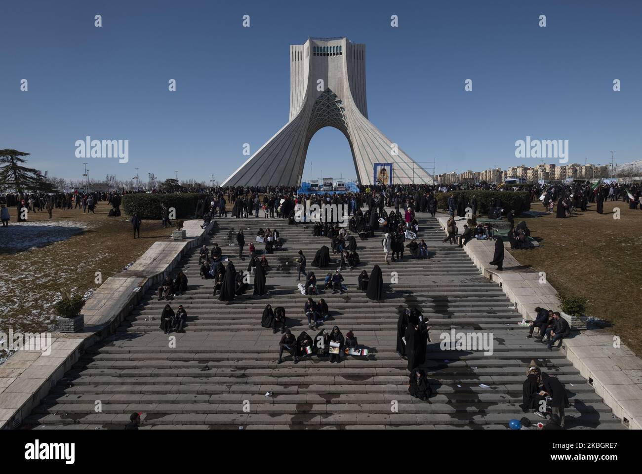 Iraner nehmen am 11. Februar 2020 an einer Kundgebung zum Jahrestag der Islamischen Revolution auf dem Azadi-Platz (Freiheit) im Westen Teherans Teil. - Tausende von Iranern, die sich zum Gedenken an die 41 Jahre seit der Islamischen Revolution zusammenschlossen, in einer Zeit erhöhter Spannungen mit den Vereinigten Staaten, als Zeichen der Einheit. Die Feierlichkeiten markieren den Tag, an dem der schiitische Geistliche Khomeini aus dem Exil zurückkehrte und die letzte Regierung des schahs verdrängte. (Foto von Morteza Nikoubazl/NurPhoto) Stockfoto