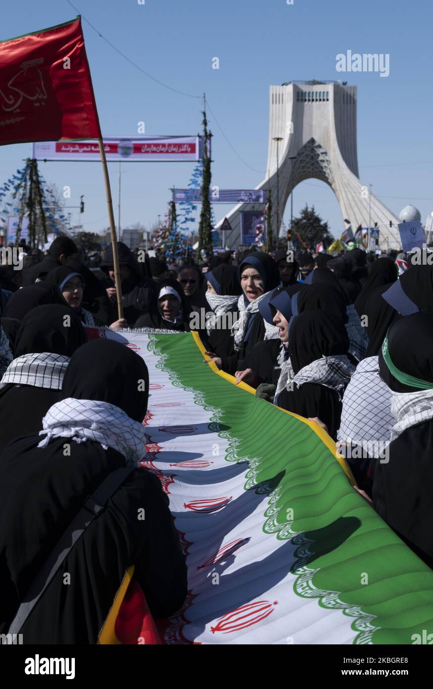 Iranische Schülerinnen mit iranischer Flagge bei einer Kundgebung anlässlich des Jahrestages der Islamischen Revolution am 11. Februar 2020 auf dem Azadi-Platz (Freiheit) im Westen Teherans. - Tausende von Iranern, die sich zum Gedenken an die 41 Jahre seit der Islamischen Revolution zusammenschlossen, in einer Zeit erhöhter Spannungen mit den Vereinigten Staaten, als Zeichen der Einheit. Die Feierlichkeiten markieren den Tag, an dem der schiitische Geistliche Khomeini aus dem Exil zurückkehrte und die letzte Regierung des schahs verdrängte. (Foto von Morteza Nikoubazl/NurPhoto) Stockfoto