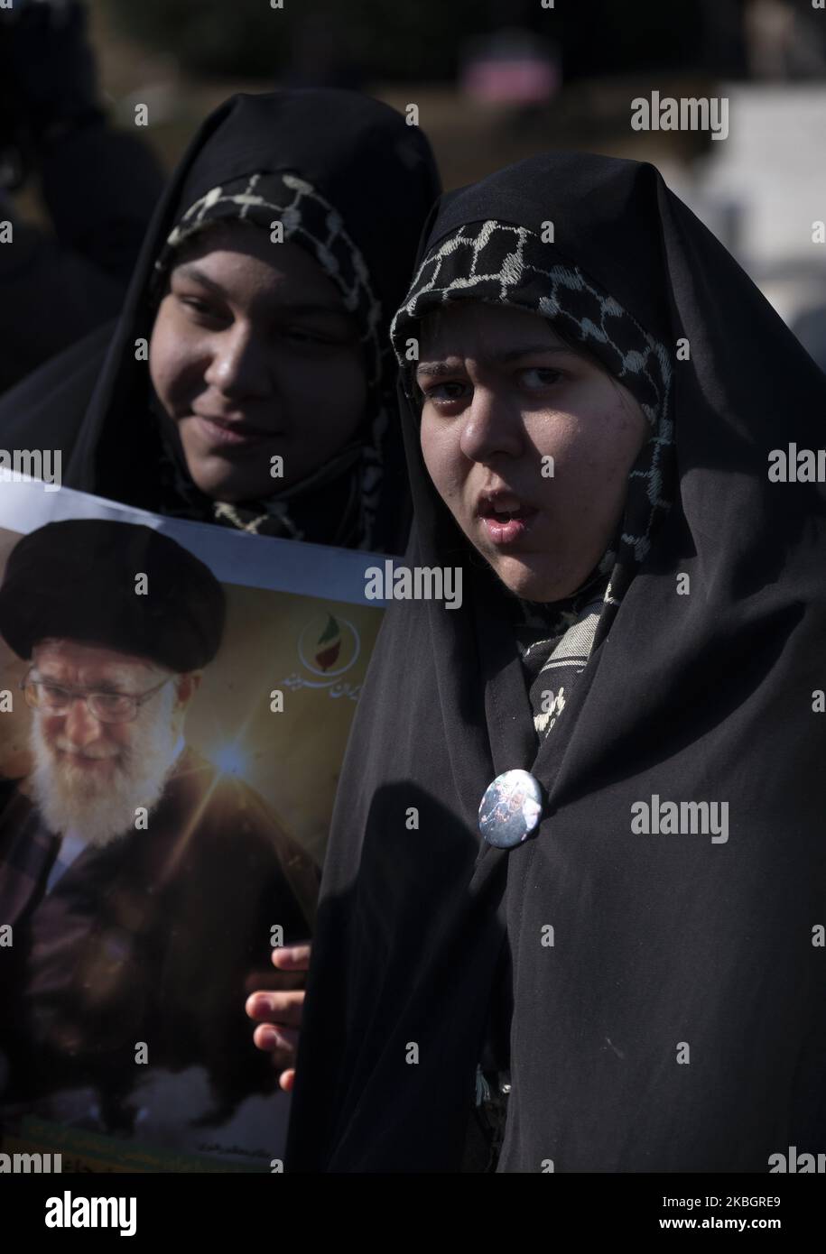 Zwei verschleierte iranische Frauen porträtieren den Obersten Führer des Irans, Ayatollah Ali Khamenei, während sie am 11. Februar 2020 an einer Kundgebung anlässlich des Jahrestages der Islamischen Revolution auf dem Azadi-Platz (Freiheit) im Westen Teherans teilnahmen. - Tausende von Iranern, die sich zum Gedenken an die 41 Jahre seit der Islamischen Revolution zusammenschlossen, in einer Zeit erhöhter Spannungen mit den Vereinigten Staaten, als Zeichen der Einheit. Die Feierlichkeiten markieren den Tag, an dem der schiitische Geistliche Khomeini aus dem Exil zurückkehrte und die letzte Regierung des schahs verdrängte. (Foto von Morteza Nikoubazl/NurPhoto) Stockfoto