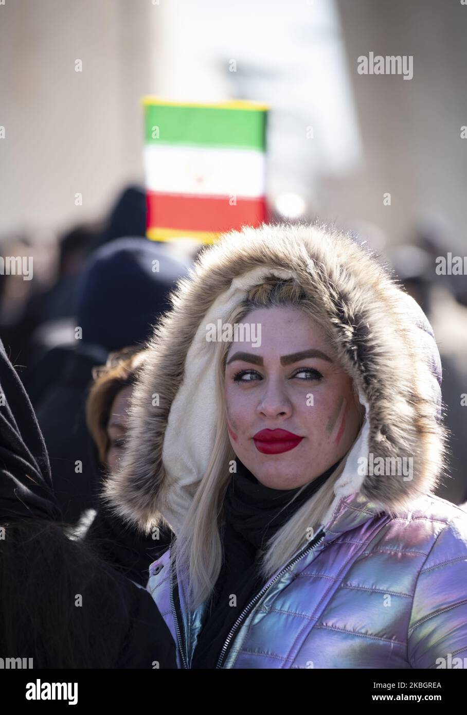 Eine Iranerin malte Iran-Flaggen auf ihr Gesicht, als sie am 11. Februar 2020 an einer Kundgebung anlässlich des Jahrestages der Islamischen Revolution auf dem Azadi-Platz (Freiheit) im Westen Teherans teilnahm. - Tausende von Iranern, die sich zum Gedenken an die 41 Jahre seit der Islamischen Revolution zusammenschlossen, in einer Zeit erhöhter Spannungen mit den Vereinigten Staaten, als Zeichen der Einheit. Die Feierlichkeiten markieren den Tag, an dem der schiitische Geistliche Khomeini aus dem Exil zurückkehrte und die letzte Regierung des schahs verdrängte. (Foto von Morteza Nikoubazl/NurPhoto) Stockfoto