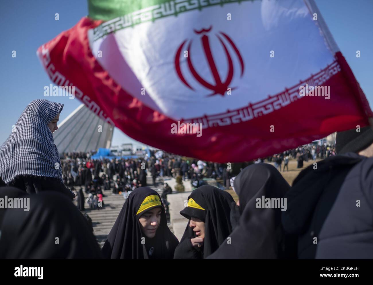 Zwei verschleierte iranische Frauen sitzen am 11. Februar 2020 auf dem Azadi-Platz (Freiheit) im Westen Teherans unter iranischer Flagge bei einer Kundgebung zum Jahrestag der Islamischen Revolution. - Tausende von Iranern, die sich zum Gedenken an die 41 Jahre seit der Islamischen Revolution zusammenschlossen, in einer Zeit erhöhter Spannungen mit den Vereinigten Staaten, als Zeichen der Einheit. Die Feierlichkeiten markieren den Tag, an dem der schiitische Geistliche Khomeini aus dem Exil zurückkehrte und die letzte Regierung des schahs verdrängte. (Foto von Morteza Nikoubazl/NurPhoto) Stockfoto
