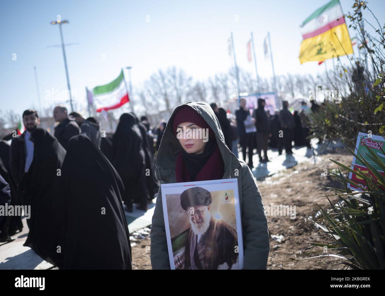 Eine iranische Frau hält ein Porträt des iranischen Obersten Führers Ayatollah Ali Khamenei, während sie am 11. Februar 2020 an einer Kundgebung anlässlich des Jahrestages der Islamischen Revolution auf dem Azadi-Platz (Freiheit) im Westen Teherans teilnahm. - Tausende von Iranern, die sich zum Gedenken an die 41 Jahre seit der Islamischen Revolution zusammenschlossen, in einer Zeit erhöhter Spannungen mit den Vereinigten Staaten, als Zeichen der Einheit. Die Feierlichkeiten markieren den Tag, an dem der schiitische Geistliche Khomeini aus dem Exil zurückkehrte und die letzte Regierung des schahs verdrängte. (Foto von Morteza Nikoubazl/NurPhoto) Stockfoto