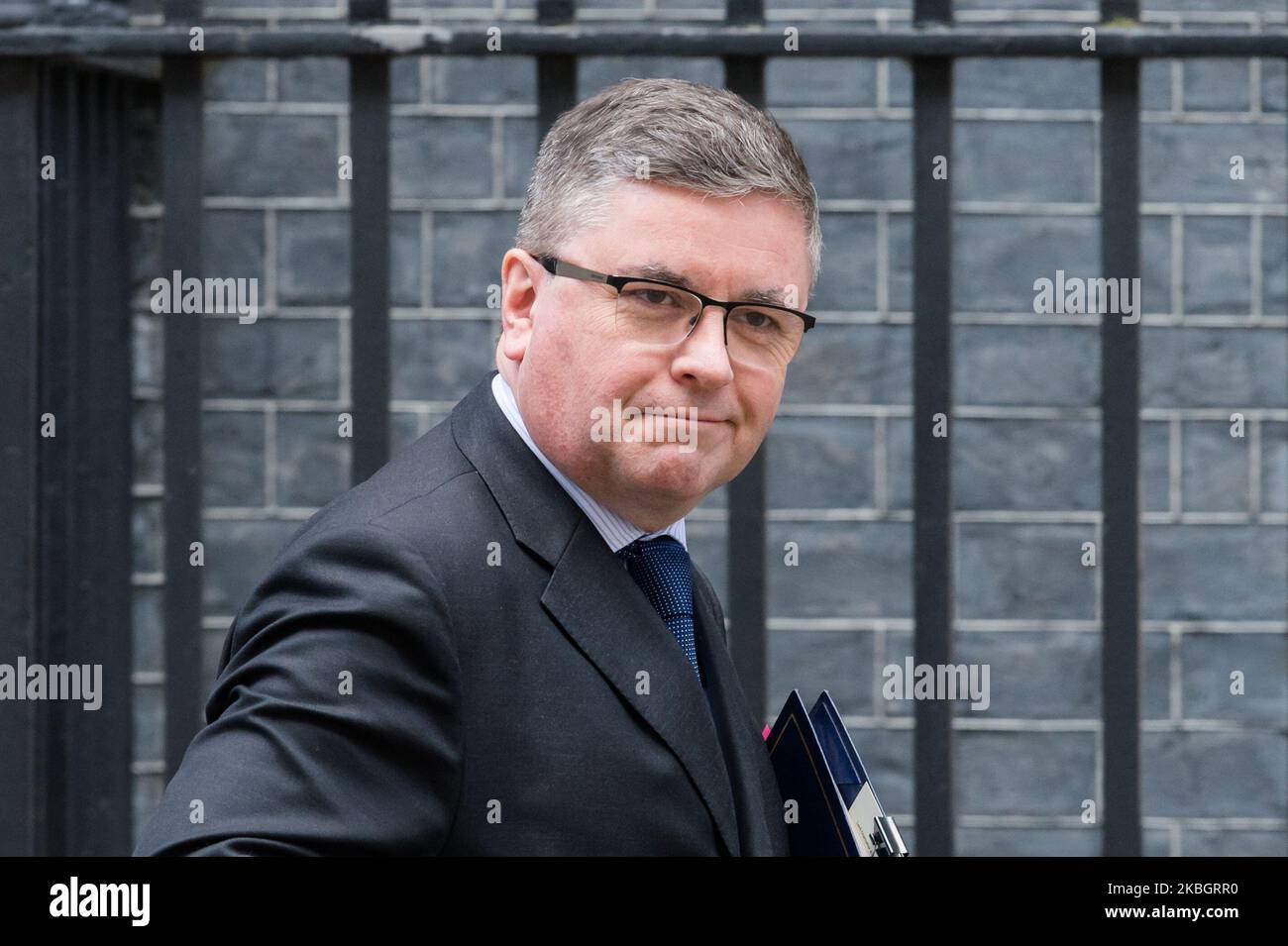 Lord Chancellor und Justizminister Robert Buckland verlässt die Downing Street 10 im Zentrum Londons, nachdem er an einer Kabinettssitzung am 11. Februar 2020 in London, England, teilgenommen hatte. Es wird erwartet, dass Premierminister und seine Regierung grünes Licht für das Hochgeschwindigkeitsbahnprojekt HS2 geben werden, trotz der Bedenken hinsichtlich der Kosten, die jetzt auf £106 Milliarden geschätzt werden, und der potenziellen Umweltauswirkungen seines Baus. (Foto von Wiktor Szymanowicz/NurPhoto) Stockfoto