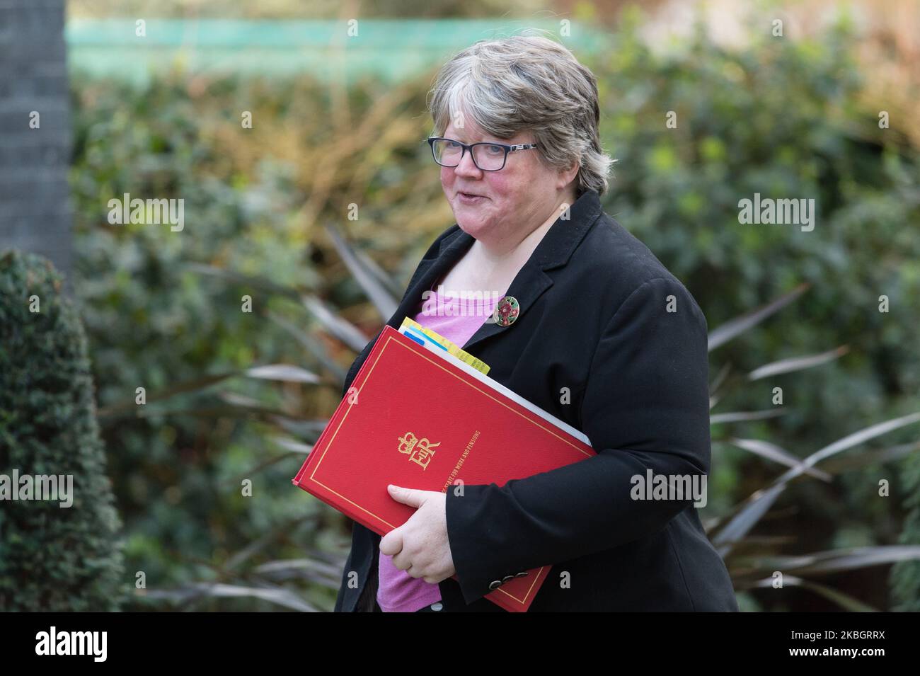 Die Staatssekretärin für Arbeit und Pensionen Therese Coffey kommt in der Downing Street im Zentrum von London an, um an einer Kabinettssitzung am 11. Februar 2020 in London, England, teilzunehmen. Es wird erwartet, dass Premierminister und seine Regierung grünes Licht für das Hochgeschwindigkeitsbahnprojekt HS2 geben werden, trotz der Bedenken hinsichtlich der Kosten, die jetzt auf £106 Milliarden geschätzt werden, und der potenziellen Umweltauswirkungen seines Baus. (Foto von Wiktor Szymanowicz/NurPhoto) Stockfoto