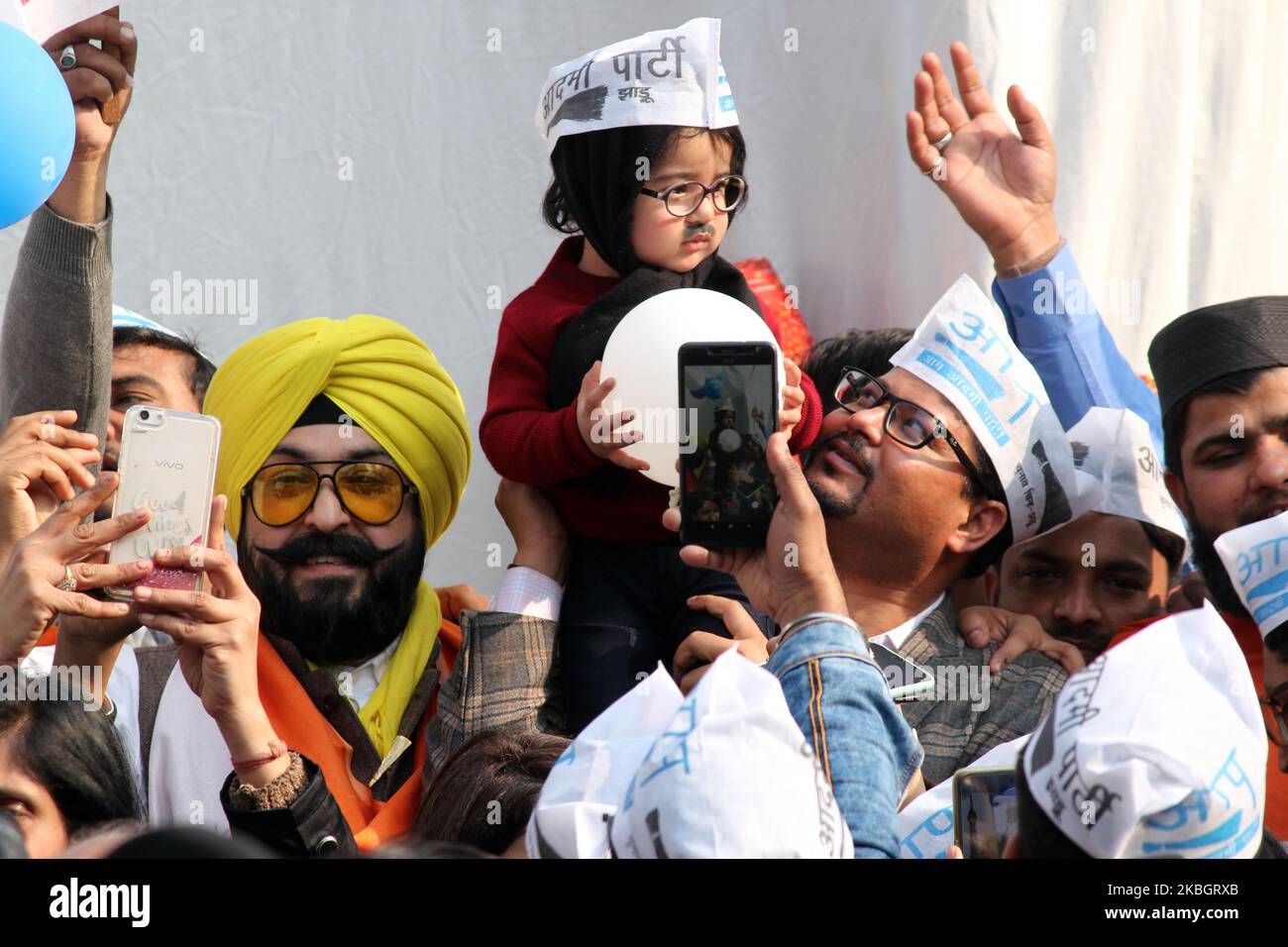 Ein Kind, das am 11. Februar 2020 als Chef der Aam Aadmi Party Arvind Kejriwal während der Siegesfeier der AAP im Parteihauptsitz in Neu-Delhi, Indien, gekleidet war. Die AAP erzielte eine knappe Mehrheit von 62 von 70 Wahlkreisen, was kurz davor steht, ihre frühere Leistung von 67 im Jahr 2015 zu wiederholen. (Foto von Mayank Makhija/NurPhoto) (Foto von Mayank Makhija/NurPhoto) Stockfoto