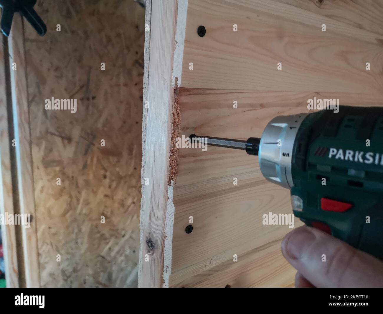 Am 8. Februar 2020 wird in Danzig, Polen, ein Mann gesehen, der im selbstumgebauten Wohnmobil mit Akku-Bohrmaschine und Schraubendreher von Parkside (von Lidl) zur Befestigung der Holzverkleidung arbeitet (Foto: Michal Fludra/NurPhoto) Stockfoto
