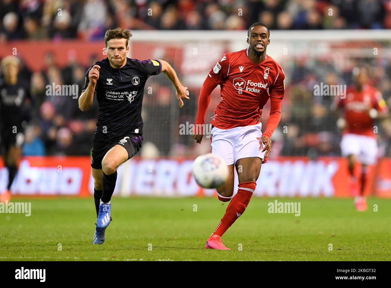 Adam Matthews (2) aus Charlton und Adama Diakhaby (14) aus Nottingham Forest während des Sky Bet Championship-Spiels zwischen Nottingham Forest und Charlton Athletic am Dienstag, dem 11.. Februar 2020, auf dem City Ground in Nottingham. (Foto von Jon Hobley/MI News/NurPhoto) Stockfoto