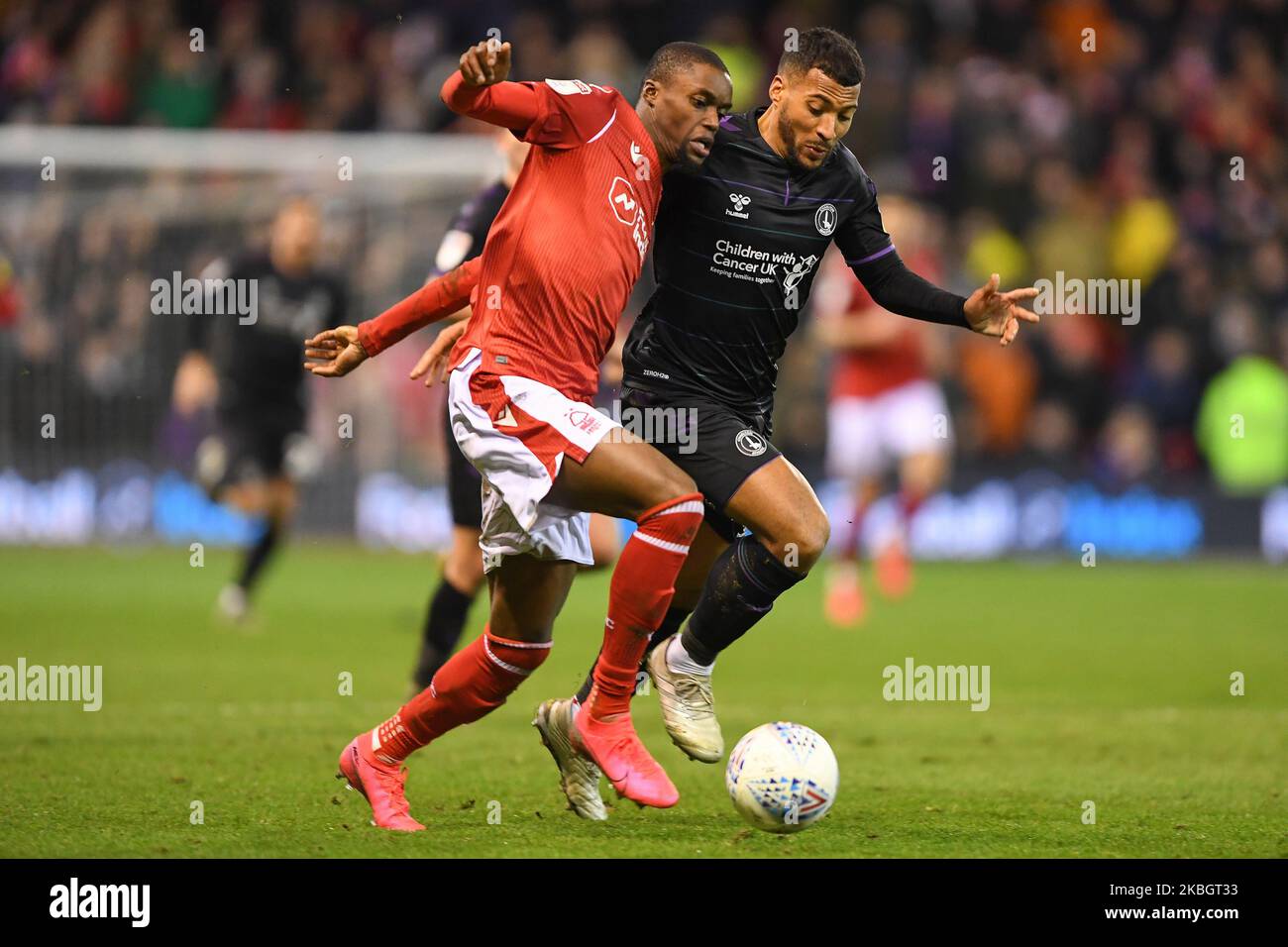 Adama Diakhaby (14) aus Nottingham Forest kämpft mit David Davies (27) aus Charlton während des Sky Bet Championship-Spiels zwischen Nottingham Forest und Charlton Athletic am 11.. Februar 2020 auf dem City Ground, Nottingham. (Foto von Jon Hobley/MI News/NurPhoto) Stockfoto