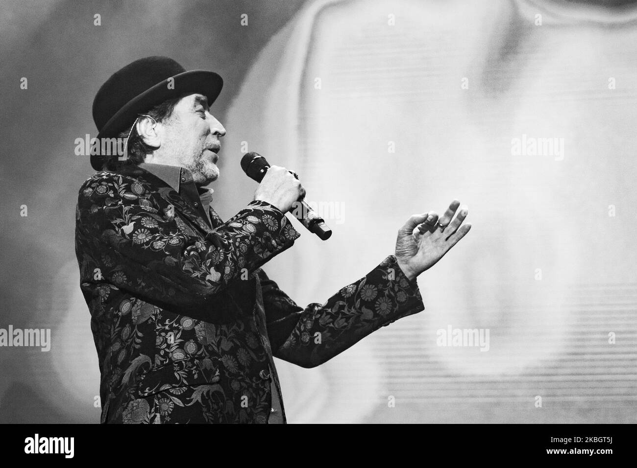 (ANMERKUNG DES HERAUSGEBERS: Image was converted to black and white) der spanische Sänger und Songwriter Joaquin Sabina tritt am 11. Februar 2020 auf der Bühne des Wizink Center in Madrid, Spanien, auf. (Foto von Oscar Gonzalez/NurPhoto) Stockfoto