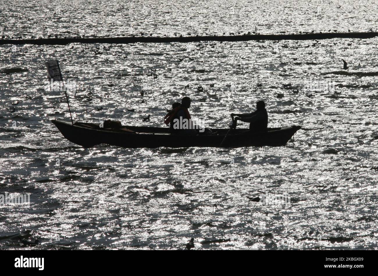 Pilger machen am 13. Februar 2020 eine Bootsfahrt im Yamuna-Fluss in Allahabad, Indien. (Foto von Ritesh Shukla/NurPhoto) Stockfoto