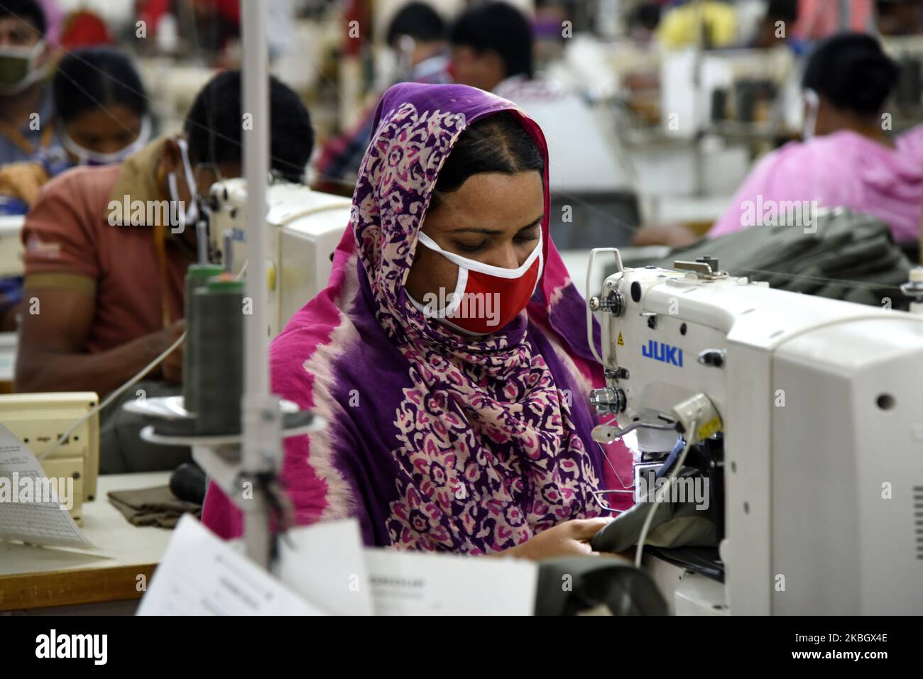 Arbeiter in Bangladesch arbeitet am 13. Februar 2020 in einer Bekleidungsfabrik in Savar, einem Vorort von Dhaka, Bangladesch. Der Bekleidungssektor hat Frauen aus den ländlichen Gebieten, die zuvor keine Möglichkeit hatten, Teil der formellen Belegschaft zu sein, Beschäftigungsmöglichkeiten eröffnet. Dies hat Frauen die Chance gegeben, finanziell unabhängig zu sein und eine Stimme in der Familie zu haben, weil sie jetzt finanziell beitragen. Allerdings sind weibliche Arbeitnehmer mit Problemen konfrontiert. Die meisten Frauen kommen aus Familien mit niedrigem Einkommen. Der niedrige Lohn von Arbeitnehmerinnen und ihre Einhaltung haben es der Branche ermöglicht, mit dem Weltmarkt zu konkurrieren. Th Stockfoto