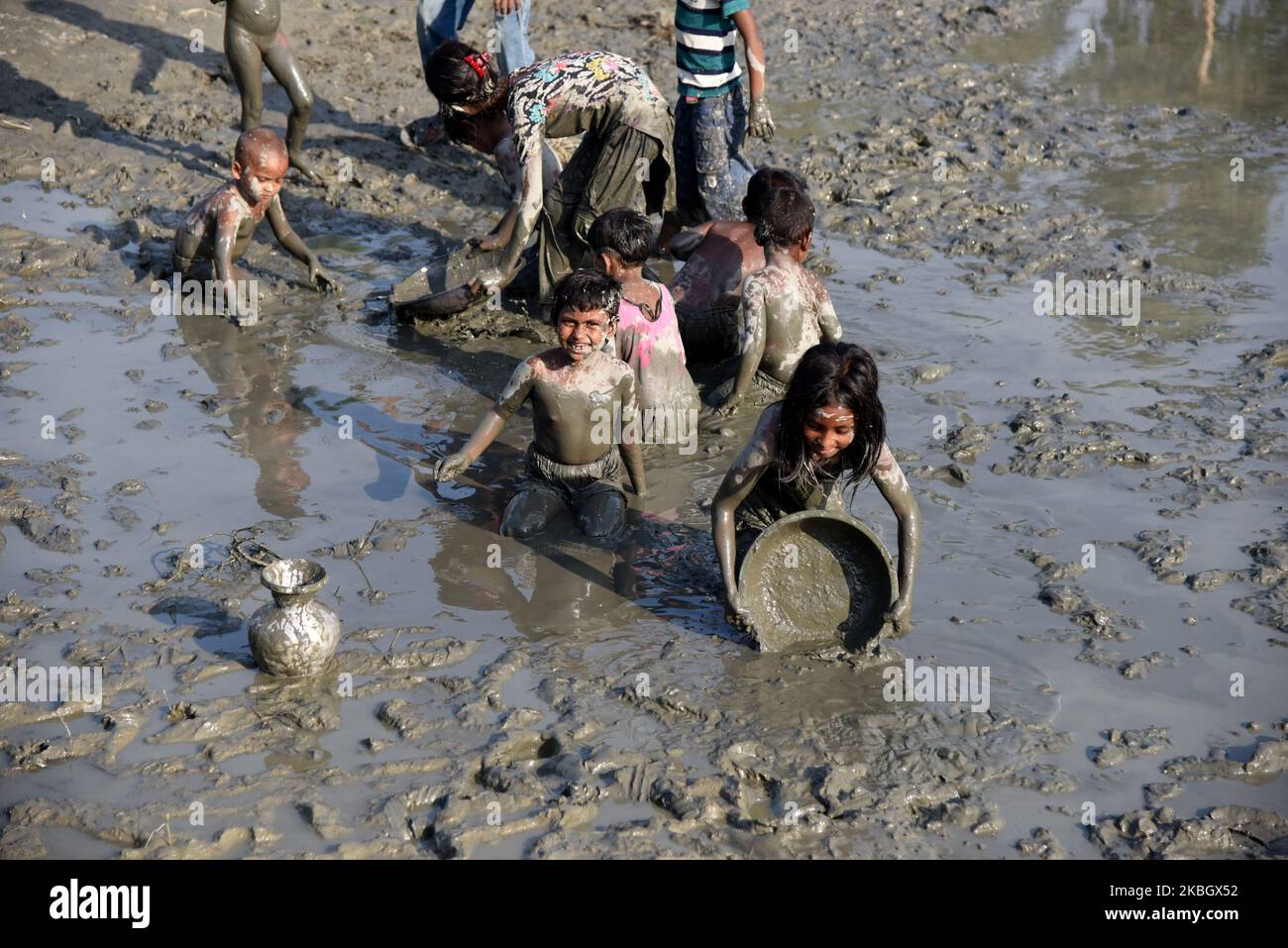 Eine Gruppe von Dorfkindern aus Bangladesch sucht am 13. Februar in einem Mud-Ufer eines Kanals in Savar am Stadtrand von Dhaka, Bangladesch, nach Fisch. 2020.die Fischereiindustrie ist eine wichtige Proteinquelle für Bangladeschis, da eine große und schnell wachsende Zahl von Menschen in Bangladesch auf die Fischerei auf Nahrung und Einkommen angewiesen ist. (Foto von Mamunur Rashid/NurPhoto) Stockfoto