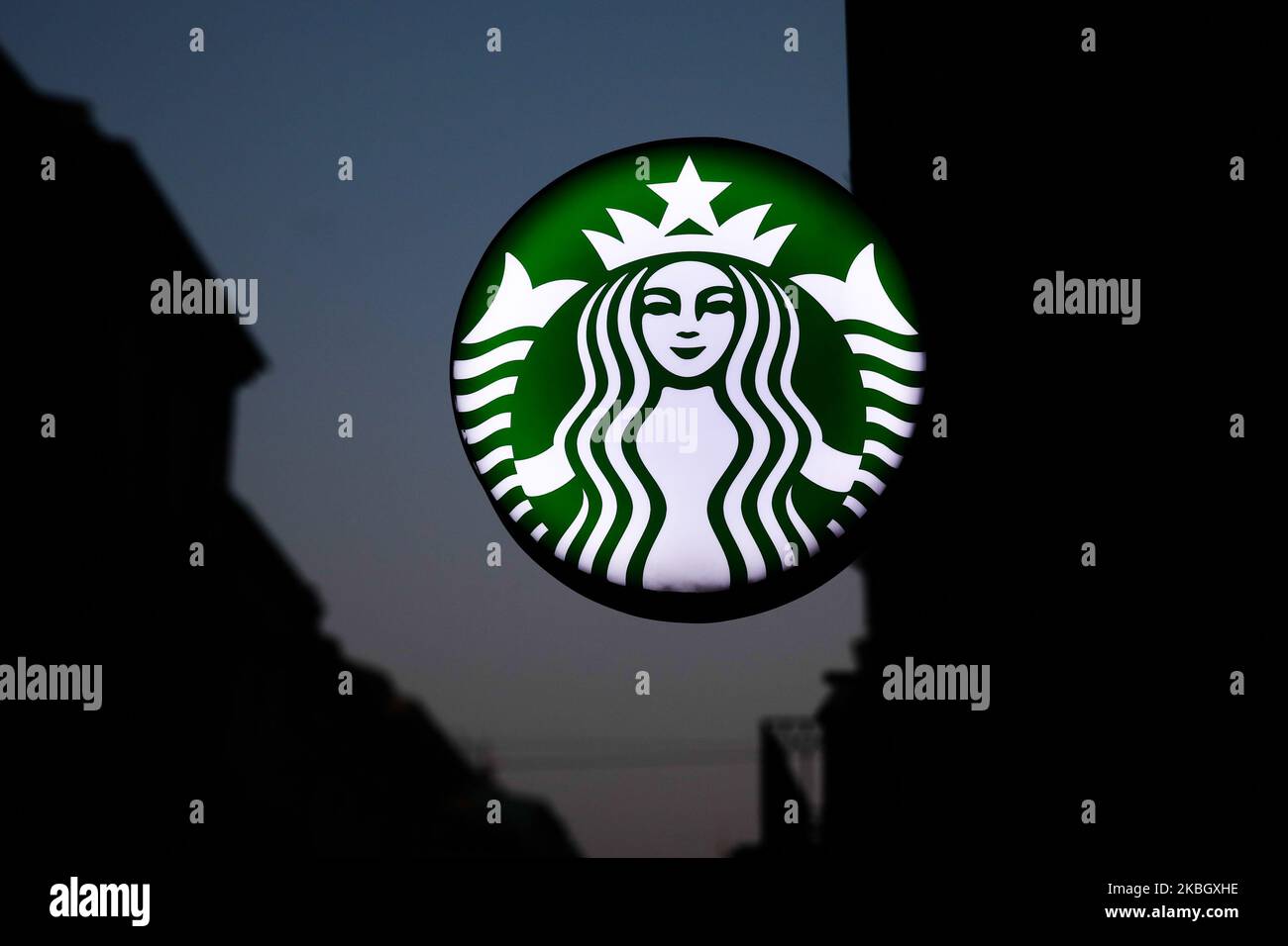 Das Starbucks Coffee-Logo ist am 9. Februar 2020 in Krakau, Polen, zu sehen. (Foto von Jakub Porzycki/NurPhoto) Stockfoto