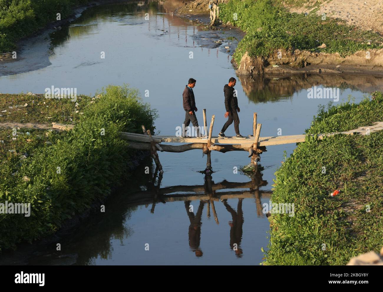 Die Einheimischen überqueren einen lokalen Sevage-Kanal, der am 14. Februar 2020 in Allahabad direkt in den Ganges-Fluss eintaucht. (Foto von Ritesh Shukla/NurPhoto) Stockfoto