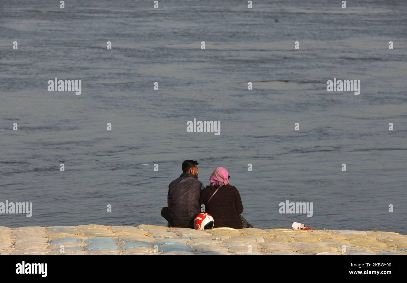 Paare sitzen am Ufer des Ganges River , am Valentinstag , in Allahabad am 14,2020. Februar. (Foto von Ritesh Shukla/NurPhoto) Stockfoto