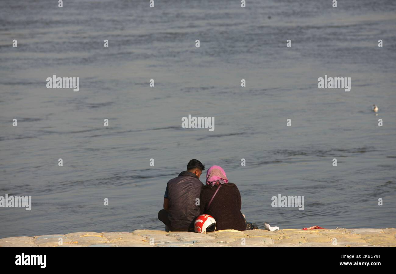 Paare sitzen am Ufer des Ganges River , am Valentinstag , in Allahabad am 14,2020. Februar. (Foto von Ritesh Shukla/NurPhoto) Stockfoto