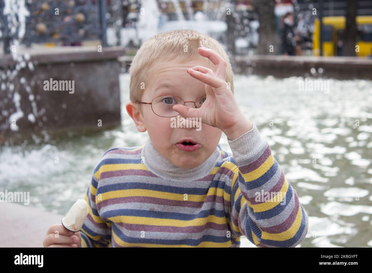 Boy zeigt Emotionen mit seinen Handgesten Stockfoto