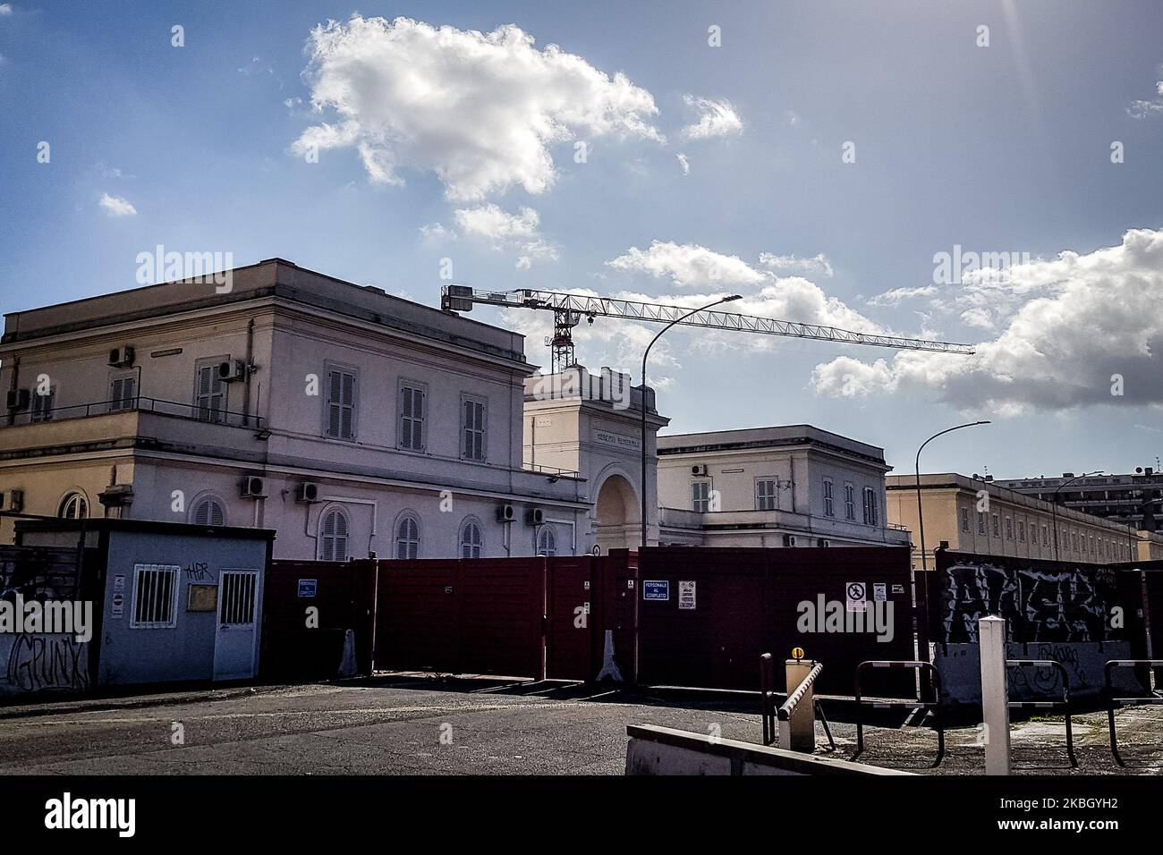 Ein Blick auf den ehemaligen Mercati Generali im Stadtteil Ostiense, in Rom, am 14. Februar 2020. Die Mercati Generali wurden im Jahr 2002 geschlossen, die Umbauarbeiten nach verschiedenen Projekten, aber nie beantragt, an die gerichtlichen Chroniken für eine Reihe von Ereignissen übergeben Untersuchung Stadion Rom, die Anklage der Staatsanwaltschaft: Bestechungen im Austausch für Gefälligkeiten bei der Sanierung ehemalige allgemeine Märkte beteiligt verschiedene politische und nicht politische Persönlichkeiten. (Foto von Andrea Ronchini/NurPhoto) Stockfoto