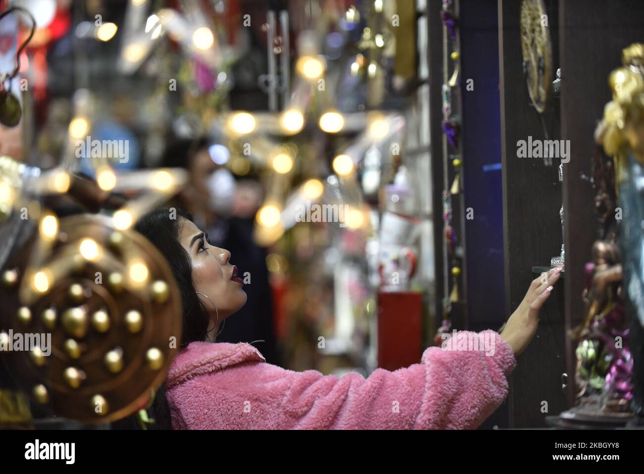 Ein Mädchen, das am Freitag, den 14. Februar 2020, in der Civil Mall, Kathmandu, Nepal, Sachen für die Feier des Valentinstag auswählt. Blumenläden im Kathmandu Valley haben Tausende von Rosenstöcken für den Valentinstag vorbereitet. Nepal importierte 130.000 rote Rosen, ein Symbol der Liebe im Wert von Rs10 Millionen aus Indien, um den Valentinstag zu feiern. (Foto von Narayan Maharjan/NurPhoto) Stockfoto