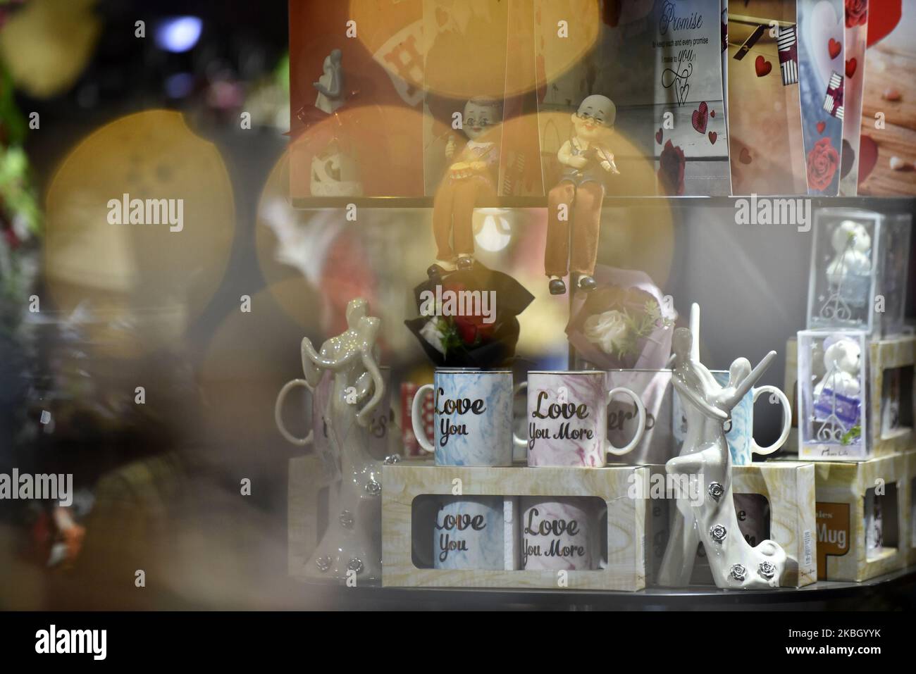 Ein dekoriertes Material für die Feier des Valentinstag in der Civil Mall, Kathmandu, Nepal am Freitag, den 14. Februar 2020. Blumenläden im Kathmandu Valley haben Tausende von Rosenstöcken für den Valentinstag vorbereitet. Nepal importierte 130.000 rote Rosen, ein Symbol der Liebe im Wert von Rs10 Millionen aus Indien, um den Valentinstag zu feiern. (Foto von Narayan Maharjan/NurPhoto) Stockfoto