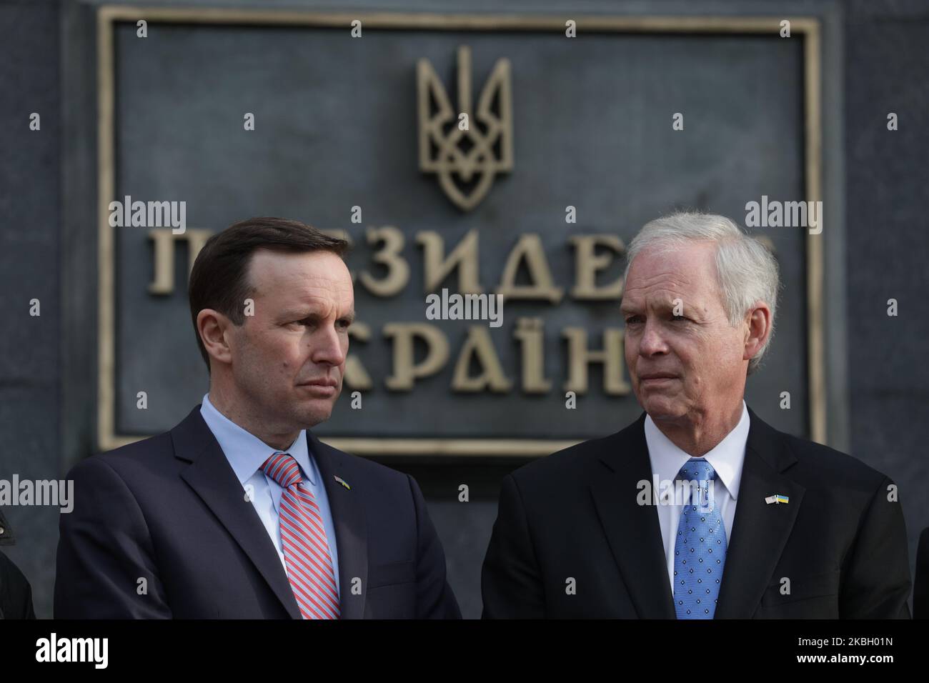 Die Senatoren Chris Murphy(L) und Ron Johnson(R) sprechen nach ihrem Treffen mit Präsident Zelensky in seinem Büro in Kiew, Ukraine, am 14. Februar 2020 mit der Presse. US-Senatoren besuchen den ukrainischen Präsidenten (Foto: Sergii Kharchenko/NurPhoto) Stockfoto