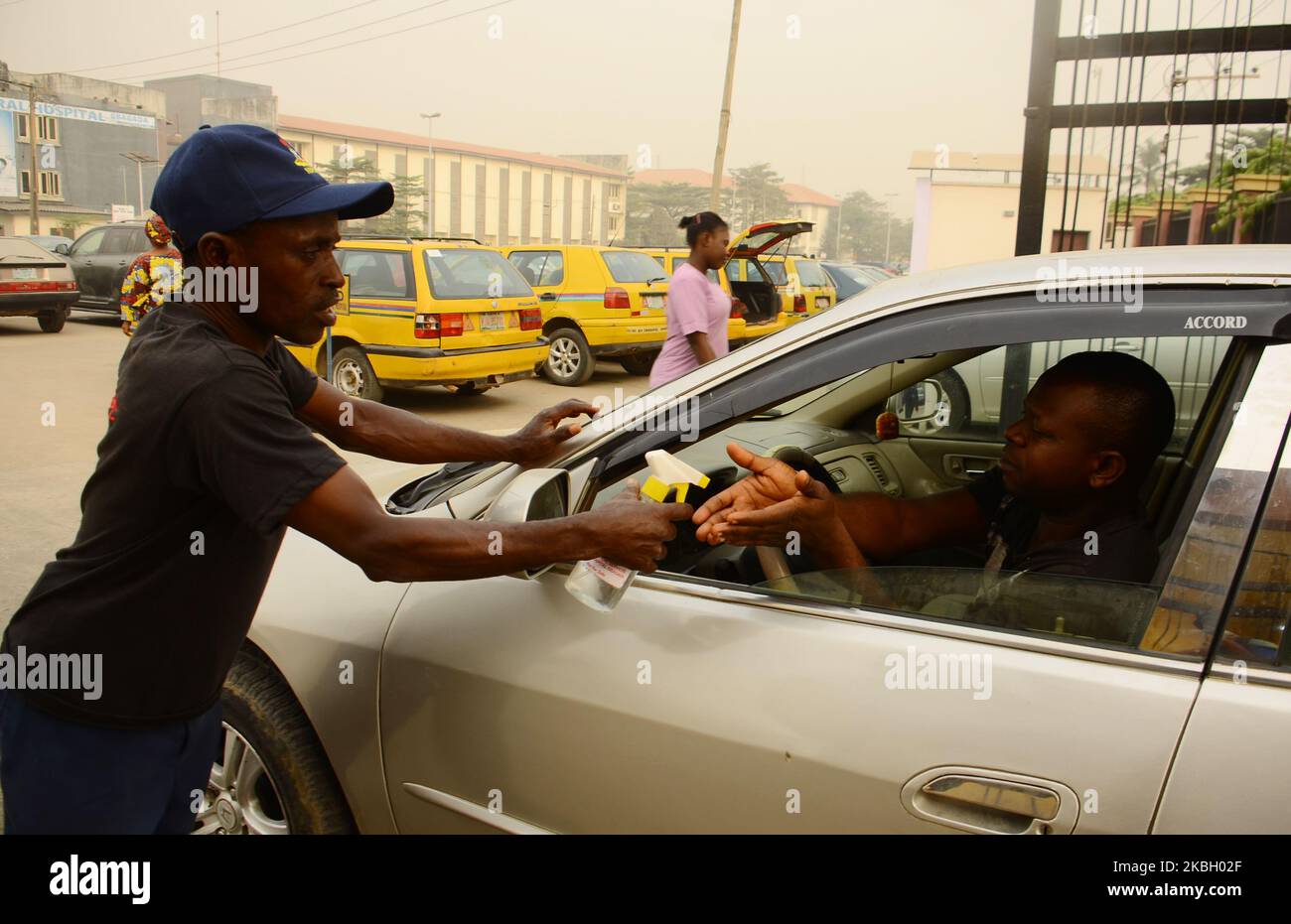 Ein Beamter des nigerischen Sicherheits- und Zivilschutzkorps spieß eine Menschenhand mit Handdesinfektionsmittel vor das Gbagada General Hospital, nachdem in Lagos am 14. Februar 2020 in Nigeria die Zahl der Todesopfer beim Lassa-Fieber 70 erreicht hatte. (Foto von Olukayode Jaiyeola/NurPhoto) Stockfoto