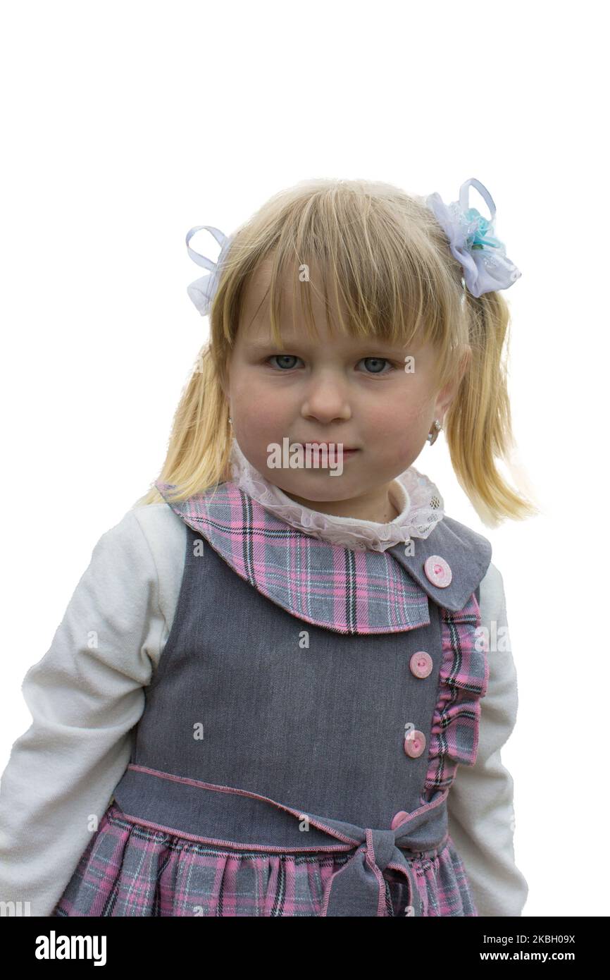 Schönes blondes kleines Mädchen in einer Sundress auf weißem Hintergrund Stockfoto