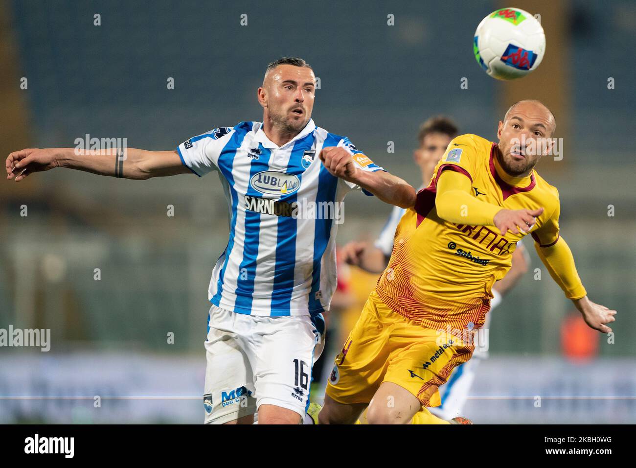 Mirko Drudi von Pescara Calcio 1936; Davide Luppi von A.S. Cittadella 1973 kämpfen am 14. Februar 2020 im Stadio Adriatico Giovanni Cornacchia in Pescara, Italien, beim Spiel der italienischen Serie B 2019/2020 zwischen Pescara Calcio 1936 und A.S. Cittadella 1973 um den Ball. (Foto von Danilo Di Giovanni/NurPhoto) Stockfoto