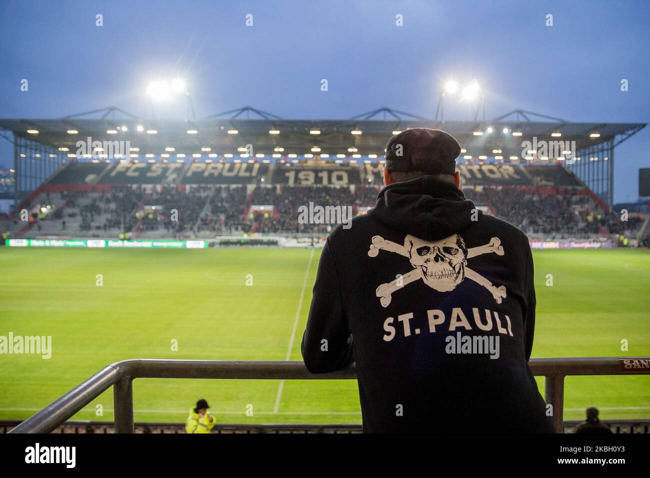 Unterstützer von Pauli vor dem 2. Bundesliga-Spiel zwischen FC St. Pauli und SG Dynamo Dresden am 14. Februar 2020 im Millerntor-Stadion in Hamburg. (Foto von Peter Niedung/NurPhoto) Stockfoto