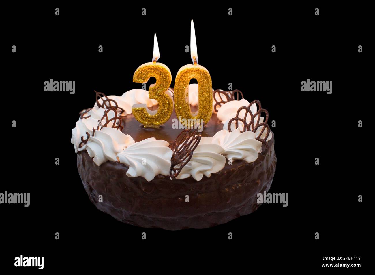 Kuchen isoliert auf einem schwarzen Hintergrund mit den Zahlen 30 Jahre Stockfoto