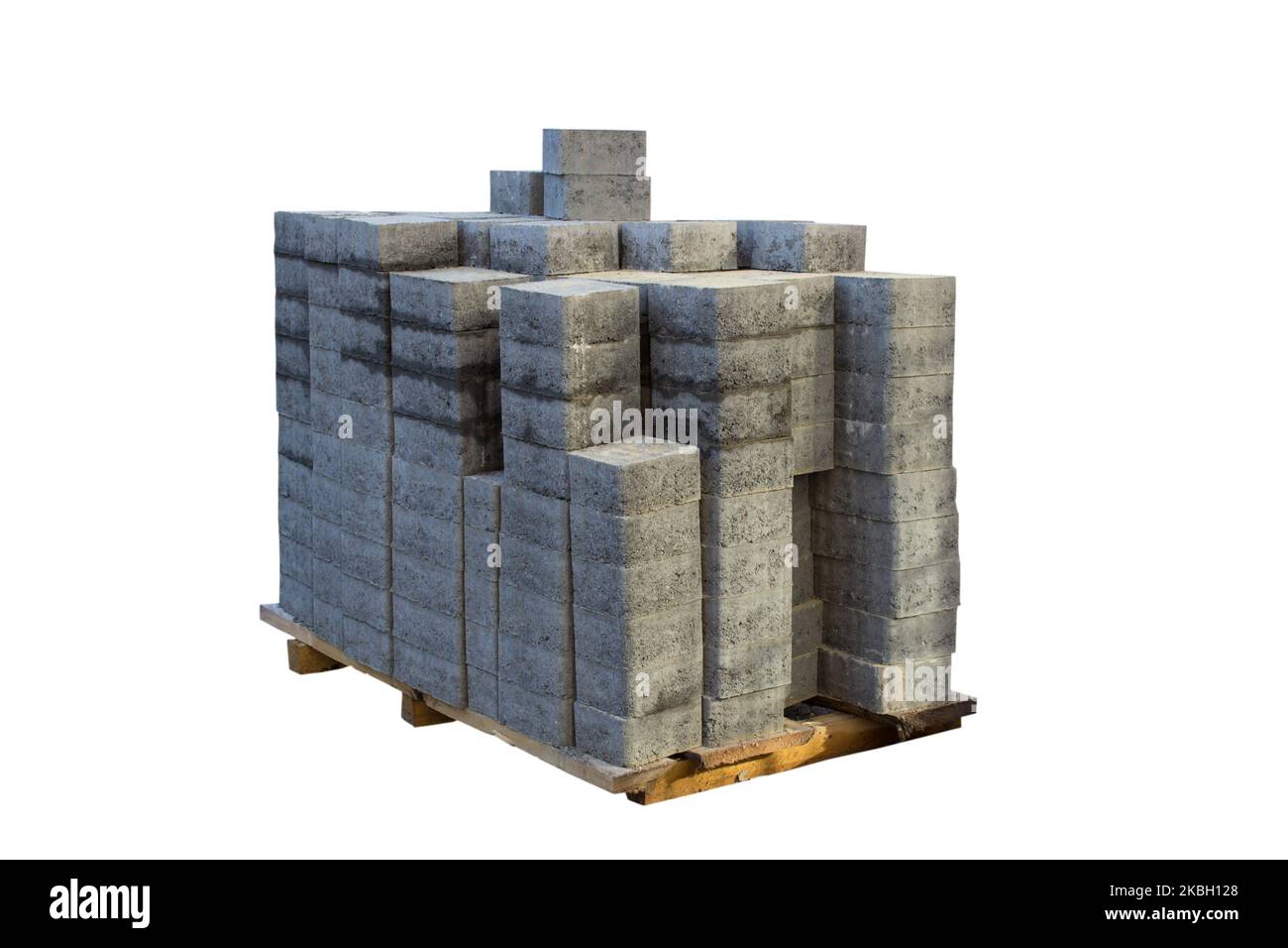 Holzpaletten mit quadratischen grauen Betonpflasterfliesen Stockfoto