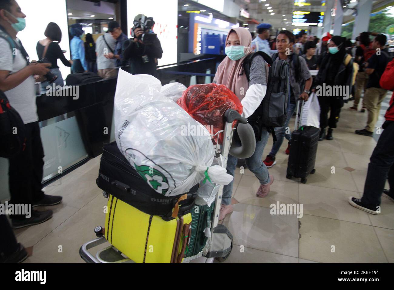 Hundert Indonesier aus Wuhan, Provinz Hubei, China, bereiten sich am Samstag, den 15. Februar 2020, auf ihren Heimatort am Flughafen Halim Perdanakusuma, Jakarta, vor. Insgesamt erklärten 238 Indonesier, deren Evakuierung aus Wuhan, Provinz Hubei, China, erfolgreich war, nach einer 14-tägigen Beobachtung auf der Insel Natuna, Provinz Riau, von den indonesischen Behörden für negativ auf das 2019-NCoV-Virus erklärt. Seit die 2019-nCoV in China zu einer Epidemie wurde und sich im Januar 2020 auf andere Länder ausbreitete, wurden in Indonesien immer noch keine positiven 2019-nCoV-Fälle gemeldet. (Foto von Aditya Irawan/NurPhoto) Stockfoto