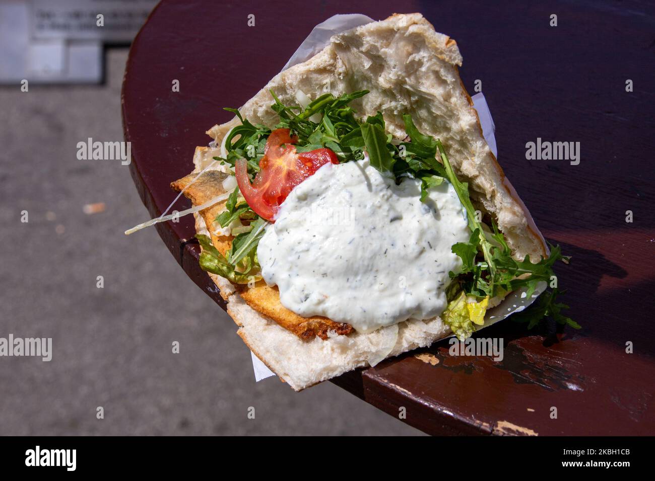 Cipura oder Dorade Fish Döner, Meral Imbiss Boot Restaurant, Frankfurt, Deutschland Stockfoto