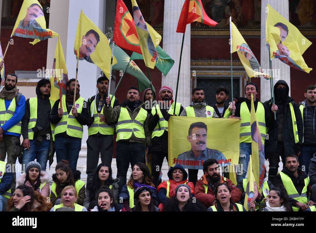 Kurdische Anhänger des verurteilten Führers der Kurdischen Arbeiterpartei (PKK), Abdullah Ocalan, winken Flaggen, auf denen sie sich im Zentrum Athens versammelten, nachdem sie am 15. Februar 2020 zwei Tage lang aus dem Flüchtlingslager Lavrio, etwa 70 km südlich von Athen, marschiert waren. (Foto von Nicolas Koutsokostas/NurPhoto) Stockfoto