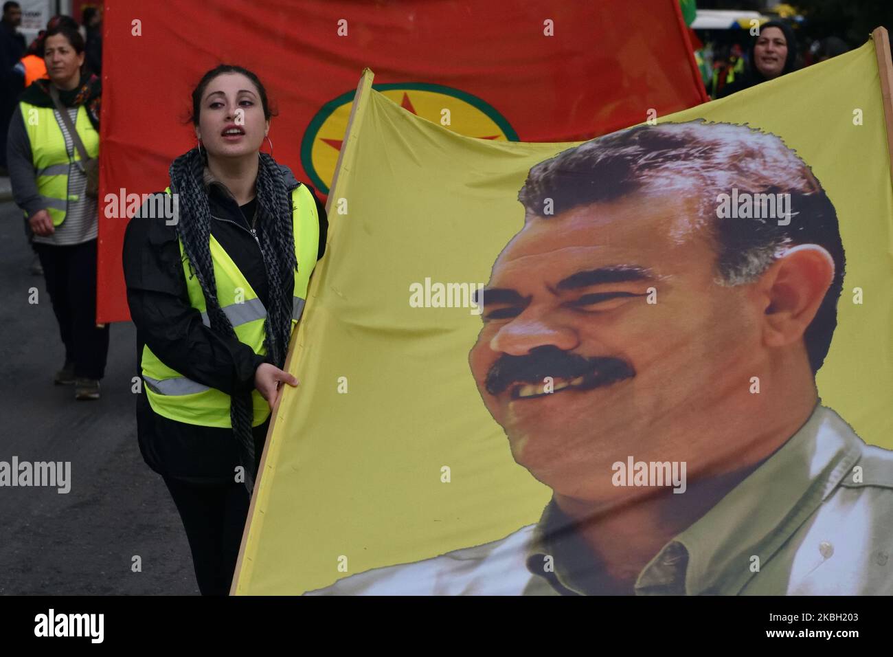 Kurdische Anhänger des verurteilten Führers der Kurdischen Arbeiterpartei (PKK), Abdullah Ocalan, winken Flaggen, auf denen sie sich im Zentrum Athens versammelten, nachdem sie am 15. Februar 2020 zwei Tage lang aus dem Flüchtlingslager Lavrio, etwa 70 km südlich von Athen, marschiert waren. (Foto von Nicolas Koutsokostas/NurPhoto) Stockfoto