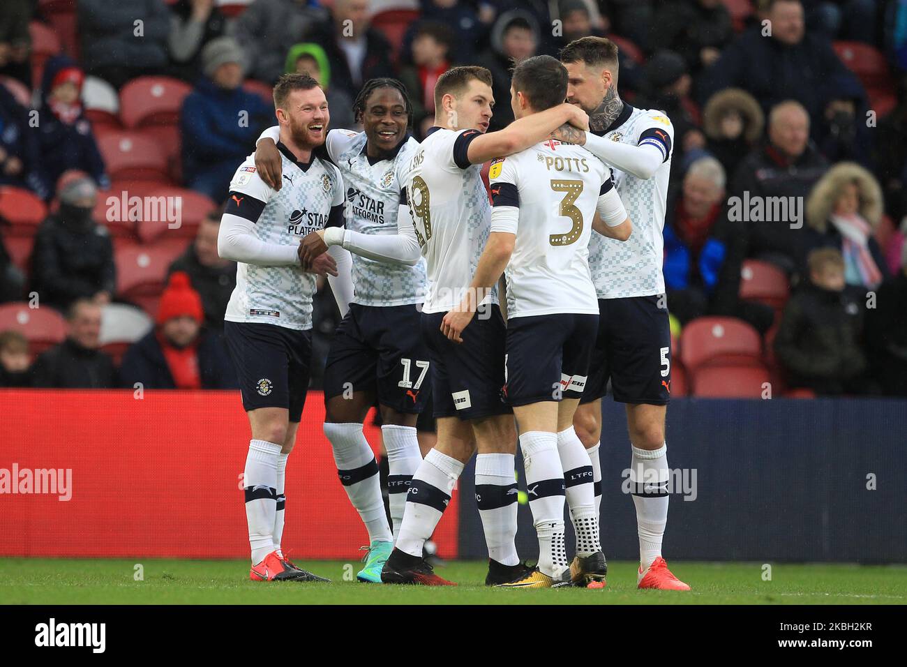 Ryan Tunnicliffe von Luton Town (links) feiert mit seinen Teamkollegen, nachdem er am Samstag, 15.. Februar 2020, im Riverside Stadium, Middlesbrough, beim Sky Bet Championship-Spiel zwischen Middlesbrough und Luton Town sein erstes Tor erzielt hat. (Foto von Mark Fletcher/MI News/NurPhoto) Stockfoto