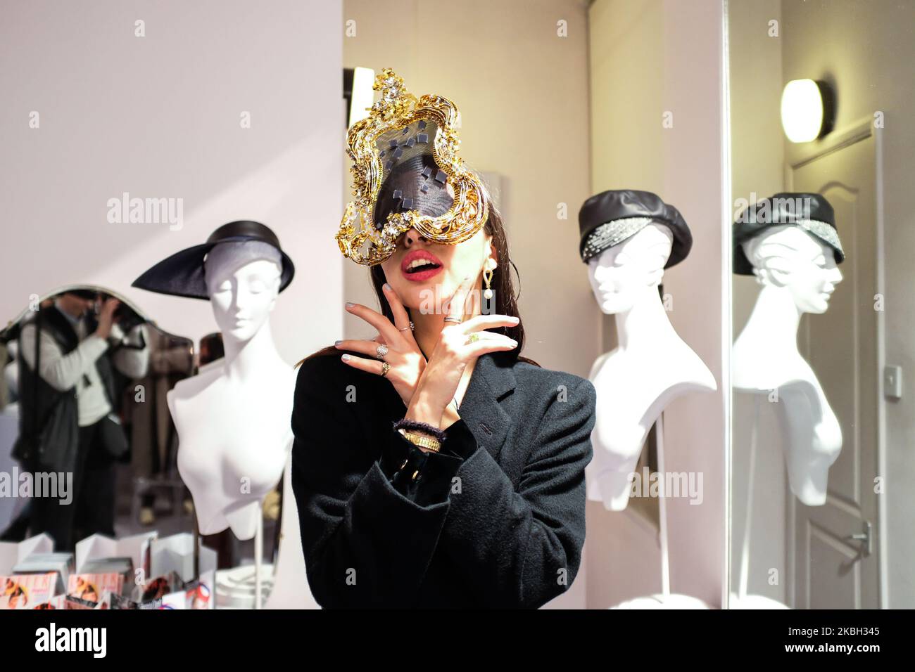 Ein Model bei der Stephen Jones Millinery Präsentation während der London Fashion Week am 2020. Februar am 15. Februar 2020 in London, England. Stephen Jones feiert sein 40.-jähriges Bestehen und präsentiert seine Kollektion aus dem Jahr AW20 mit dem Titel „IT's About Time“. (Foto von Alberto Pezzali/NurPhoto) Stockfoto