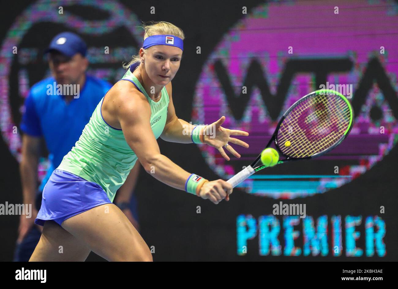 Kiki Bertens aus den Niederlanden gibt den Ball an Elena Rybakina aus Kasachstan zurück, während des Finales des ATP-Tennisturniers der St. Petersburg Ladies Trophy in St. Petersburg, Russland, 16. Februar 2020 (Foto von Igor Russak/NurPhoto) Stockfoto