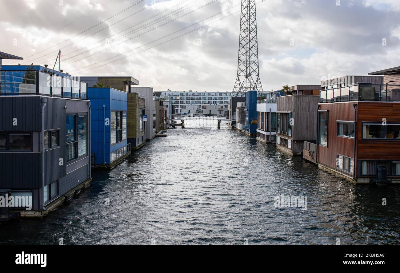 Schwimmende Häuser in Amsterdam, gesehen am 17. Februar 2020. Die Niederlande sind ein von Deichen geschütztes Land, in dem Menschen auf von Menschen gemachten Hügeln leben, die sie über den Meeresspiegel erheben, und im Wasser auf schwimmenden Häusern. Hausboote oder schwimmende Hotels können entlang der Kanäle in Amsterdam und anderen Städten gesehen werden. Schwimmende Häuser wurden als eine praktikable, umweltfreundliche und nachhaltige Lösung für die Wohnbedürfnisse des modernen Hollands vorgeschlagen. Ein Beispiel für schwimmende Häuser in Amsterdam ist auf Steigereiland, der ersten Insel, die Teil des menschgemachten IJburg-Archipels im östlichen Teil der Stadt ist. Diese Insel wa Stockfoto