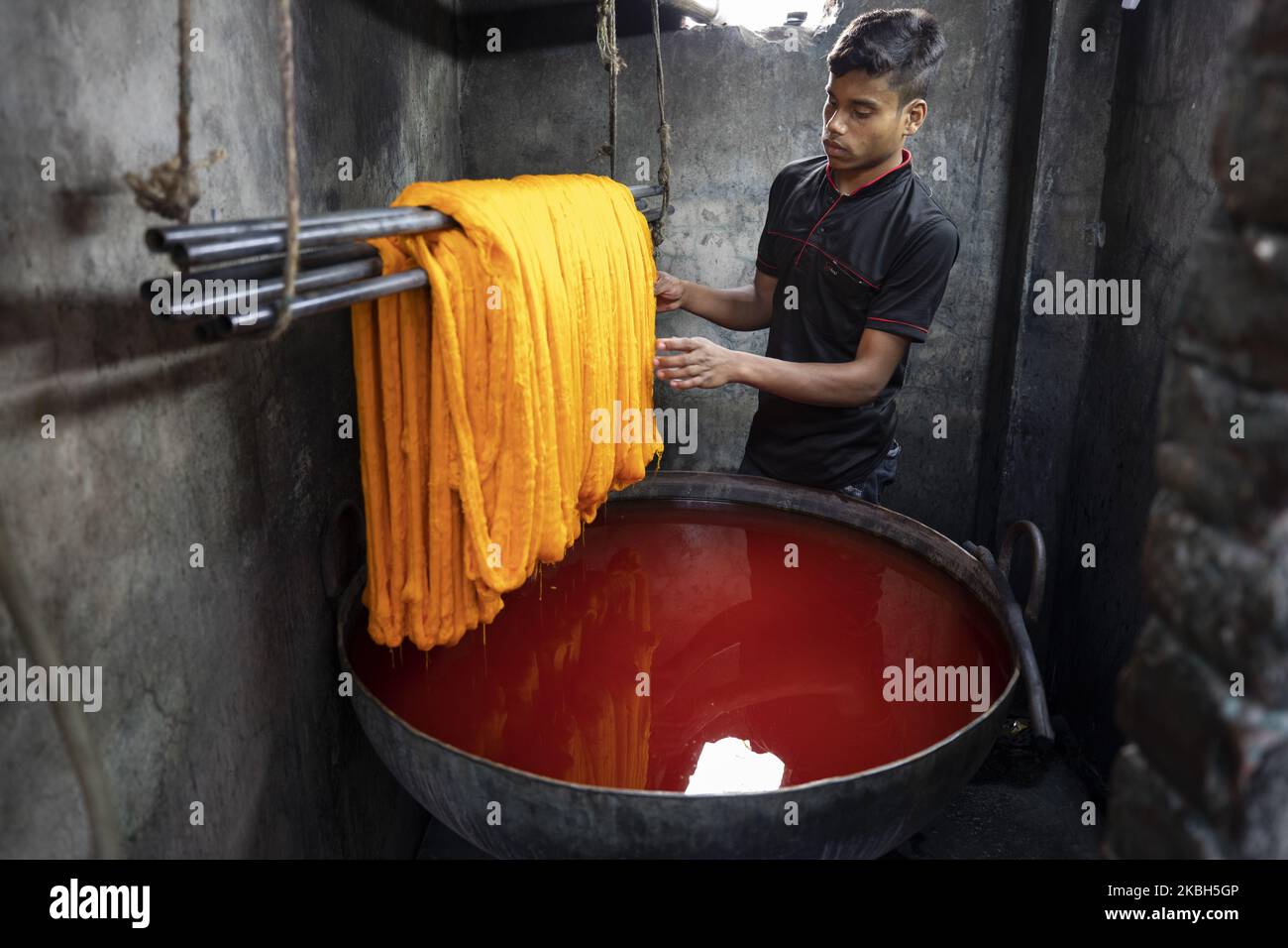 Der Handwebwebweber webt am 17. Februar 2020 Banarasi-Saree auf einem traditionellen hölzernen Handwebstuhl in Mirpur Banarasi Palli, in Dhaka, Bangladesch. Banarasi Palli, ein Marktplatz, der für verschiedene Arten traditioneller Banarasi-Sarees in Bangladesch bekannt ist. (Foto von Ahmed Salahuddin/NurPhoto) Stockfoto