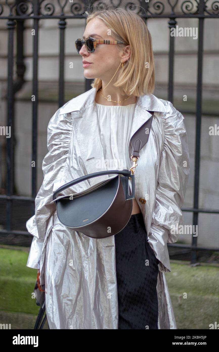 Ein Gast während der London Fashion Week AW 2020, 17. Februar 2020 in London, England (Foto von Robin Pope/NurPhoto) Stockfoto