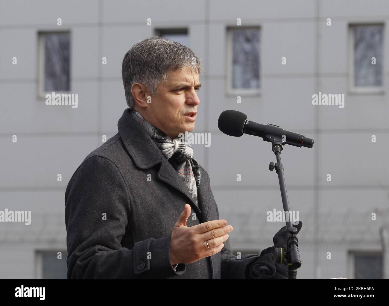 Außenminister Vadym Prystaiko spricht am 17. Februar 2020 auf dem Internationalen Flughafen Boryspil in der Nähe von Kiew, Ukraine, bei der Zeremonie des Grundsteins für ein zukünftiges Denkmal und des Platzes zum Gedenken an die Opfer des Flugzeugabsturzes von Ukraine International Airlines PS752. (Foto von STR/NurPhoto) Stockfoto