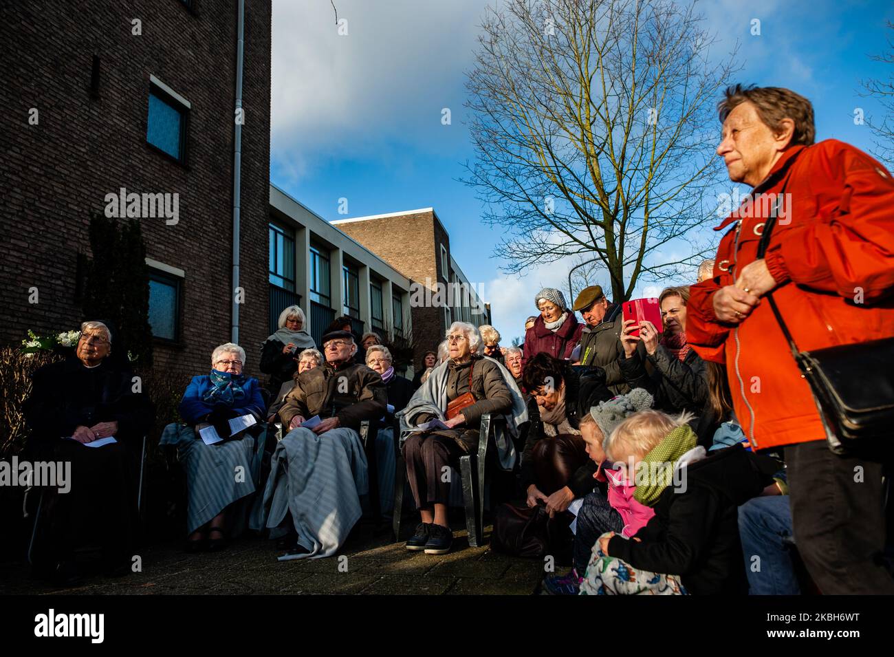 Die Menschen hören den Reden während der Gedenkfeier an die Opfer der deutschen Fliegerbombe (V1), die am 18.. Februar 2020 in der Nachbarschaft von Waterkwartier in Nijmegen abgeworfen wurde. (Foto von Romy Arroyo Fernandez/NurPhoto) Stockfoto