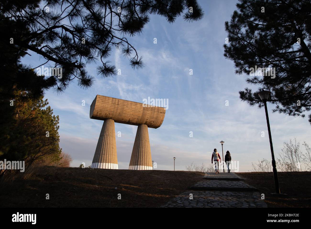 Menschen gehen am 18. Februar 2020 in der Nähe eines Denkmals in Mitrovica, Kosovo (Foto: Agron Beqiri/NurPhoto) Stockfoto