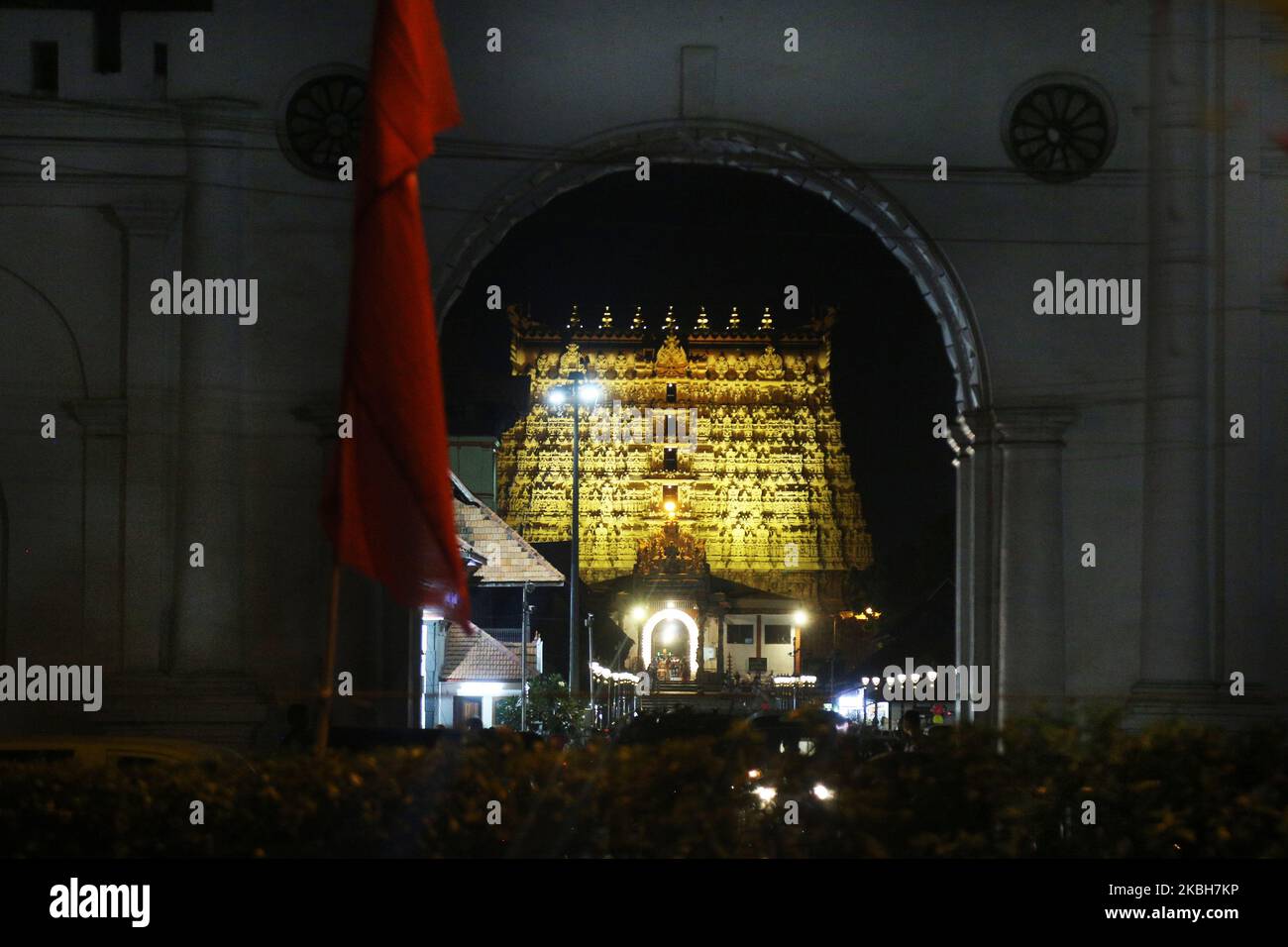 Der historische Sree Padmanabhaswamy Tempel, der nachts in Thiruvananthapuram (Trivandrum), Kerala, Indien, gesehen wird. Der über 260 Jahre alte Tempel wurde kürzlich ins Rampenlicht gerückt, nachdem Goldmünzen und Edelsteine im Wert von 500 Milliarden Rupien (11,2 Milliarden US-Dollar) in seinen Gewölben gefunden wurden. Fünf Gewölbe des Tempels wurden geöffnet und ergaben enorme Mengen an Gold- und Silberschmuck, Münzen und Edelsteinen. Nach der Entdeckung hat die Polizei von Kerala die Sicherheit des Tempelpersonals übernommen. (Foto von Creative Touch Imaging Ltd./NurPhoto) Stockfoto