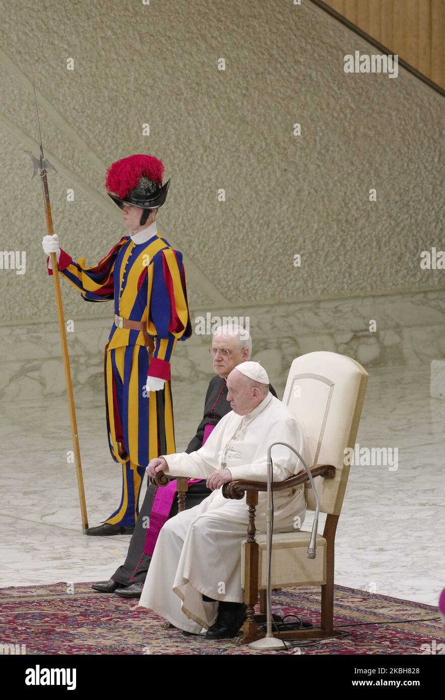 Papst Franziskus nimmt am Mittwoch, den 19. Februar 2020, an seiner wöchentlichen Generalaudienz in Aula Paolo VI im Vatikan Teil. (Foto von Massimo Valicchia/NurPhoto) Stockfoto