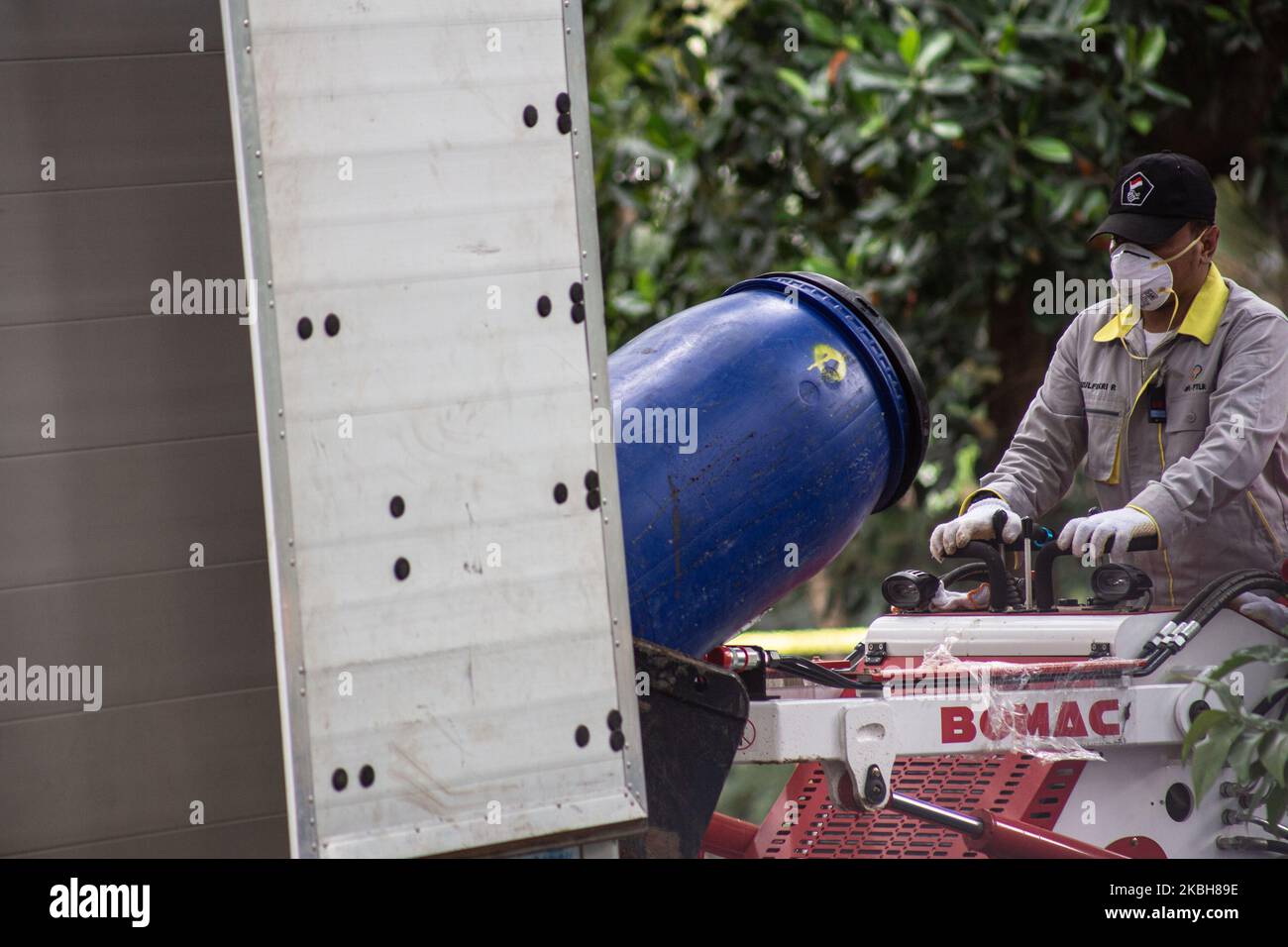 Serpong, South Tangerang, Banten, Indonesien 19 February 2020 : ein Offizier füllte den LKW mit einer Trommel, die mit kontaminiertem Boden gefüllt war. Das Team des Reinigungsgrundes der indonesischen Regulierungsbehörde für Kernenergie, der mit dem Radioaktivstrom von Celsium 137 im Batan Indah Complex, South Tangerang, exponiert wurde. Cäsium 137, das gefunden wurde, war ein radioaktives Material, das aus Kernreaktoren hergestellt wurde, die in dem Gebiet gegründet wurden, das am Standort hochradioaktiv exponiert wurde. (Foto von Donal Husni/NurPhoto) Stockfoto