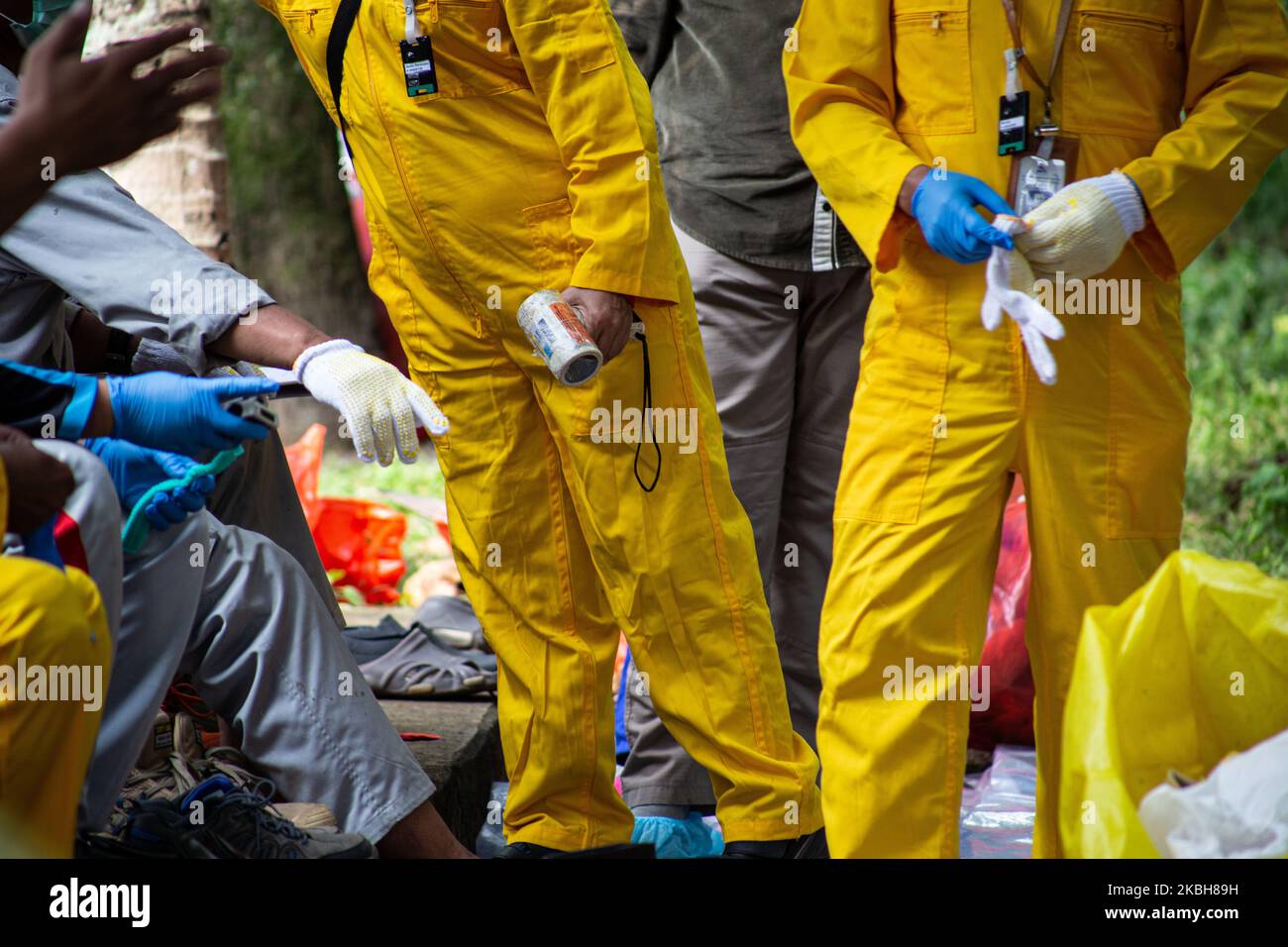 Serpong, South Tangerang, Banten, Indonesien 19 February 2020 : Funkgeräte mit aktiver Erkennung, die von einem Offizier gehalten werden. Das Team des Reinigungsgrundes der indonesischen Regulierungsbehörde für Kernenergie, der mit dem Radioaktivstrom von Celsium 137 im Batan Indah Complex, South Tangerang, exponiert wurde. Cäsium 137, das gefunden wurde, war ein radioaktives Material, das aus Kernreaktoren hergestellt wurde, die in dem Gebiet gegründet wurden, das am Standort hochradioaktiv exponiert wurde. (Foto von Donal Husni/NurPhoto) Stockfoto